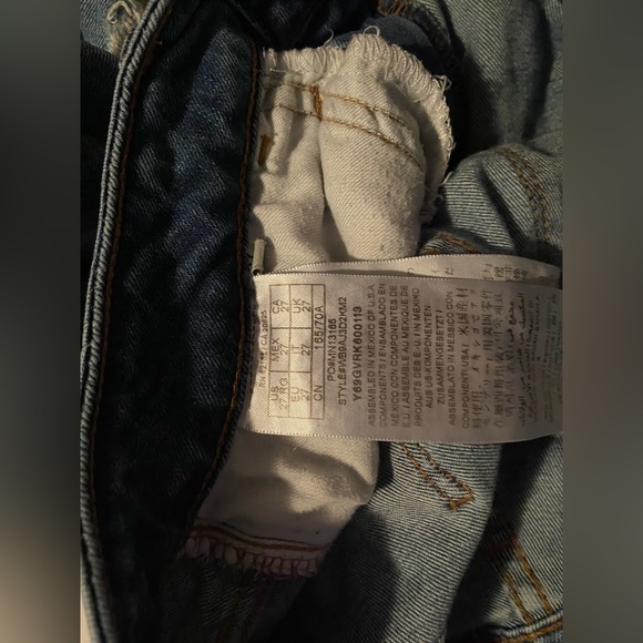 Ripped Guess Jeans​ - Picture 3 of 4